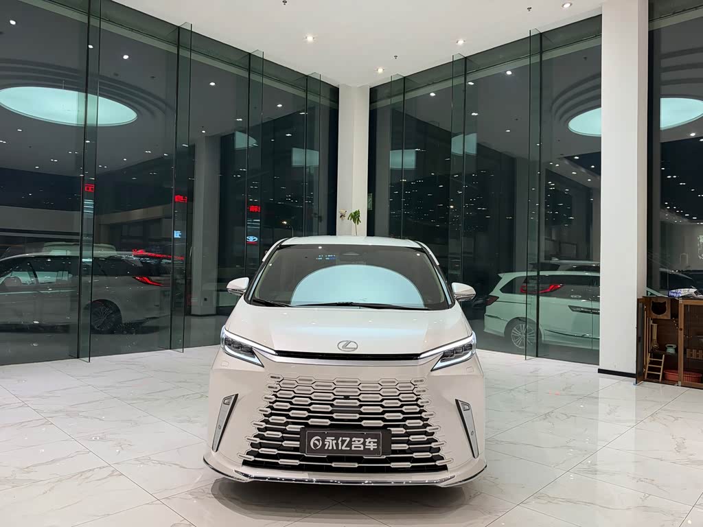 Lexus LM