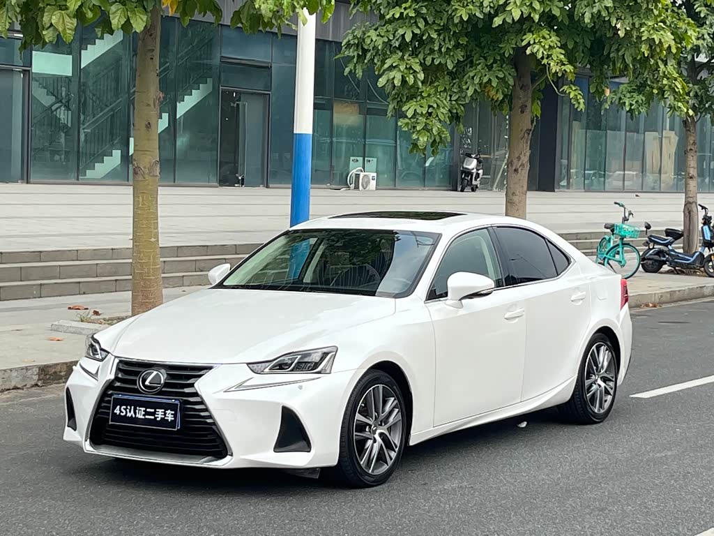 Lexus IS