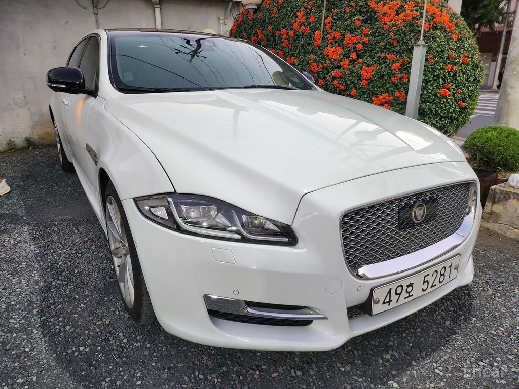 Jaguar XJ