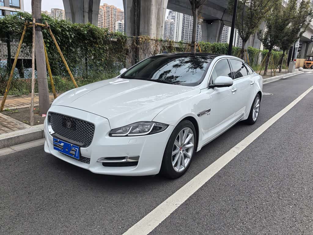 Jaguar XJ