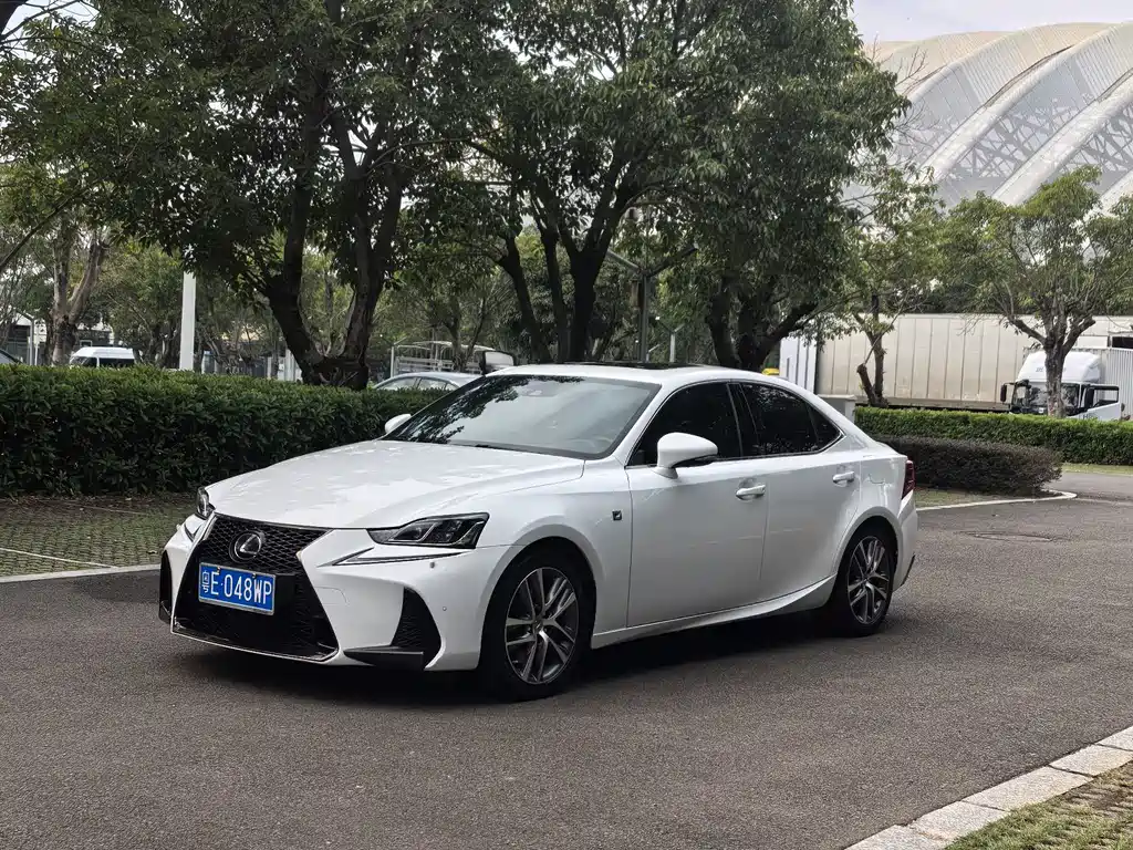Lexus IS
