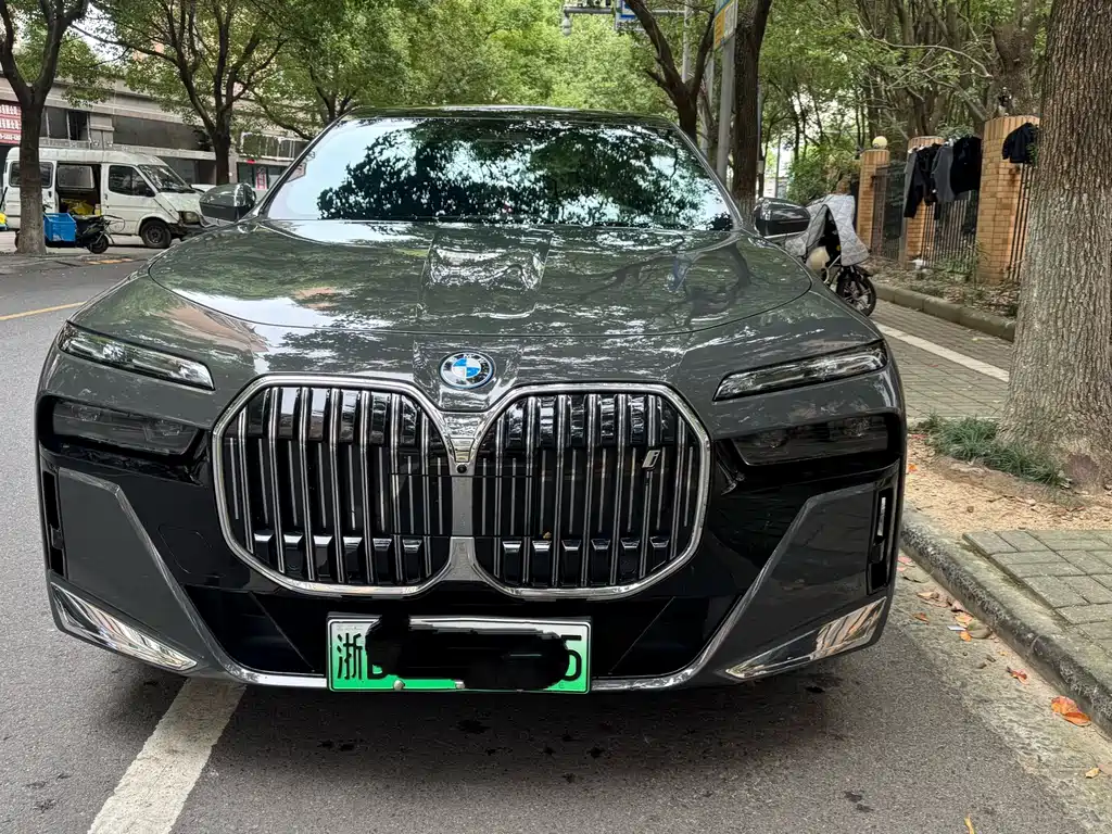 BMW i7
