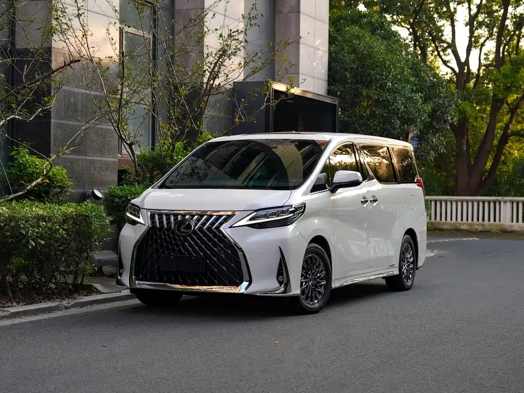 Lexus LM