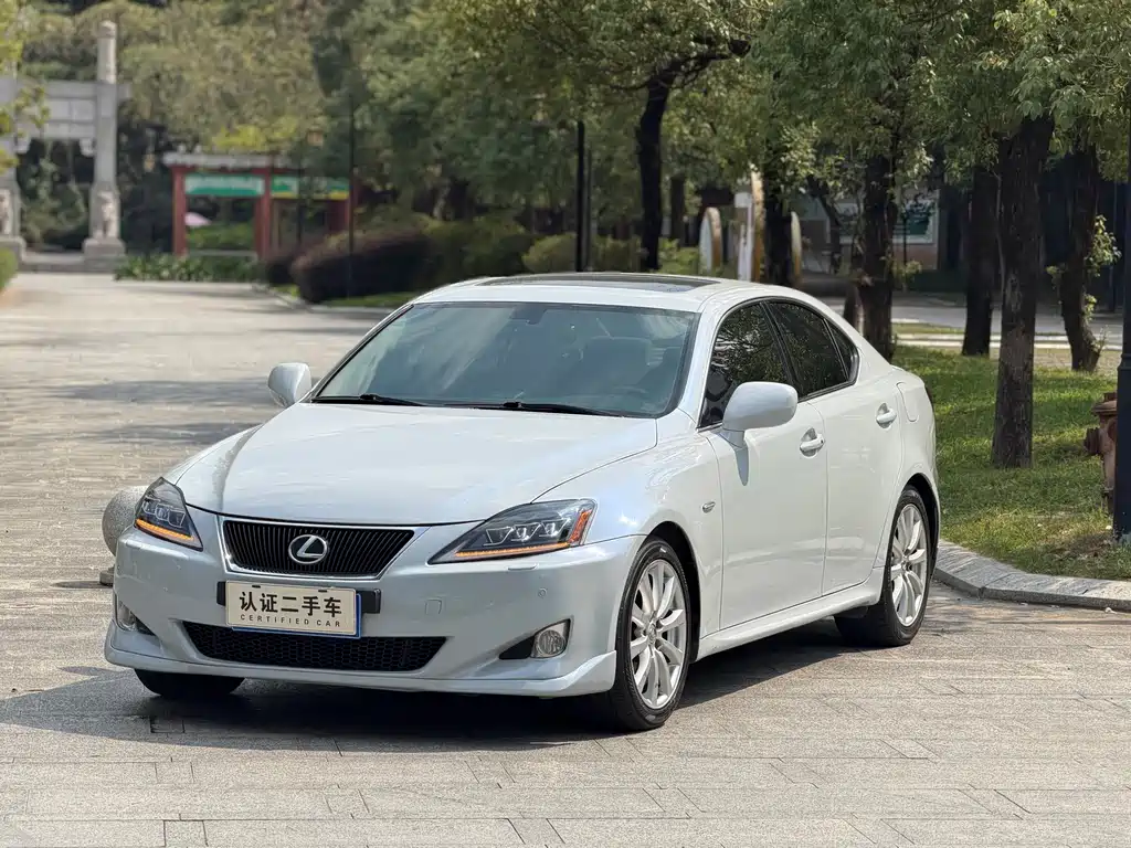 Lexus IS