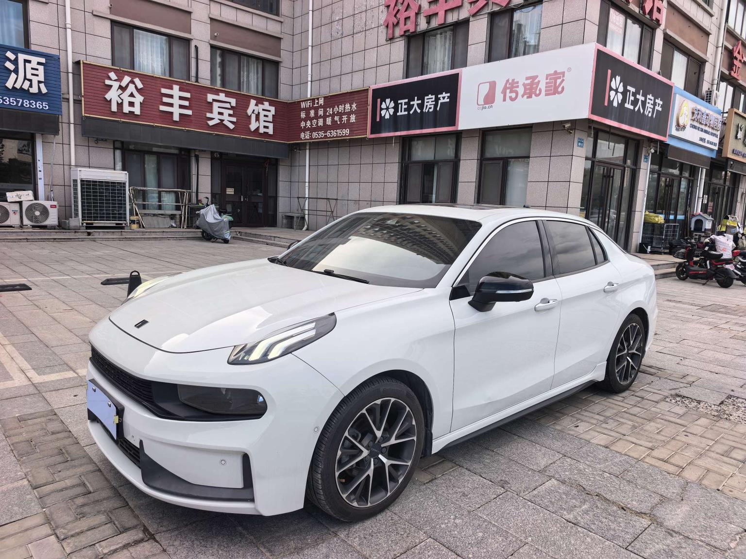 Lynk & Co 03
