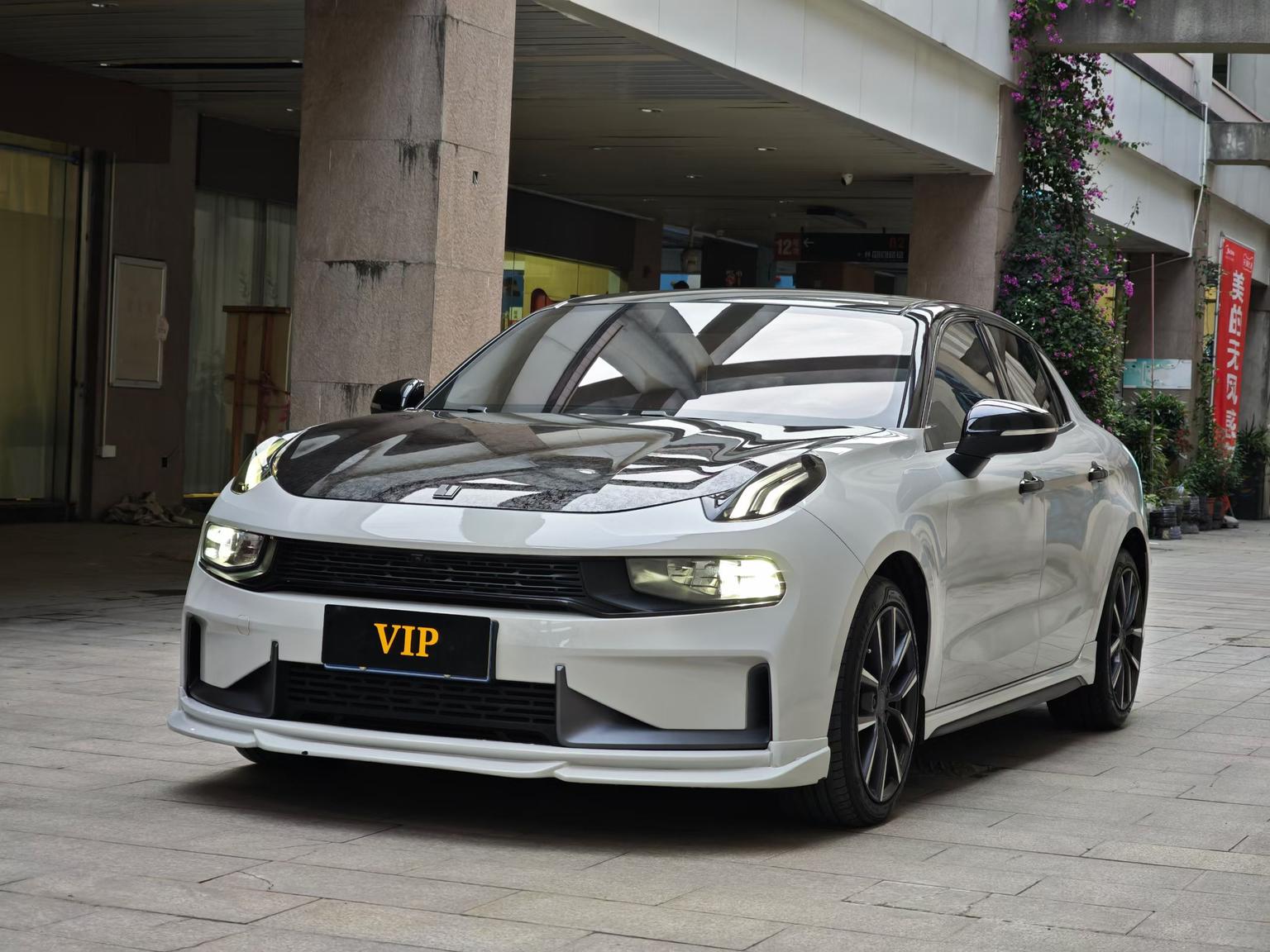Lynk & Co 03