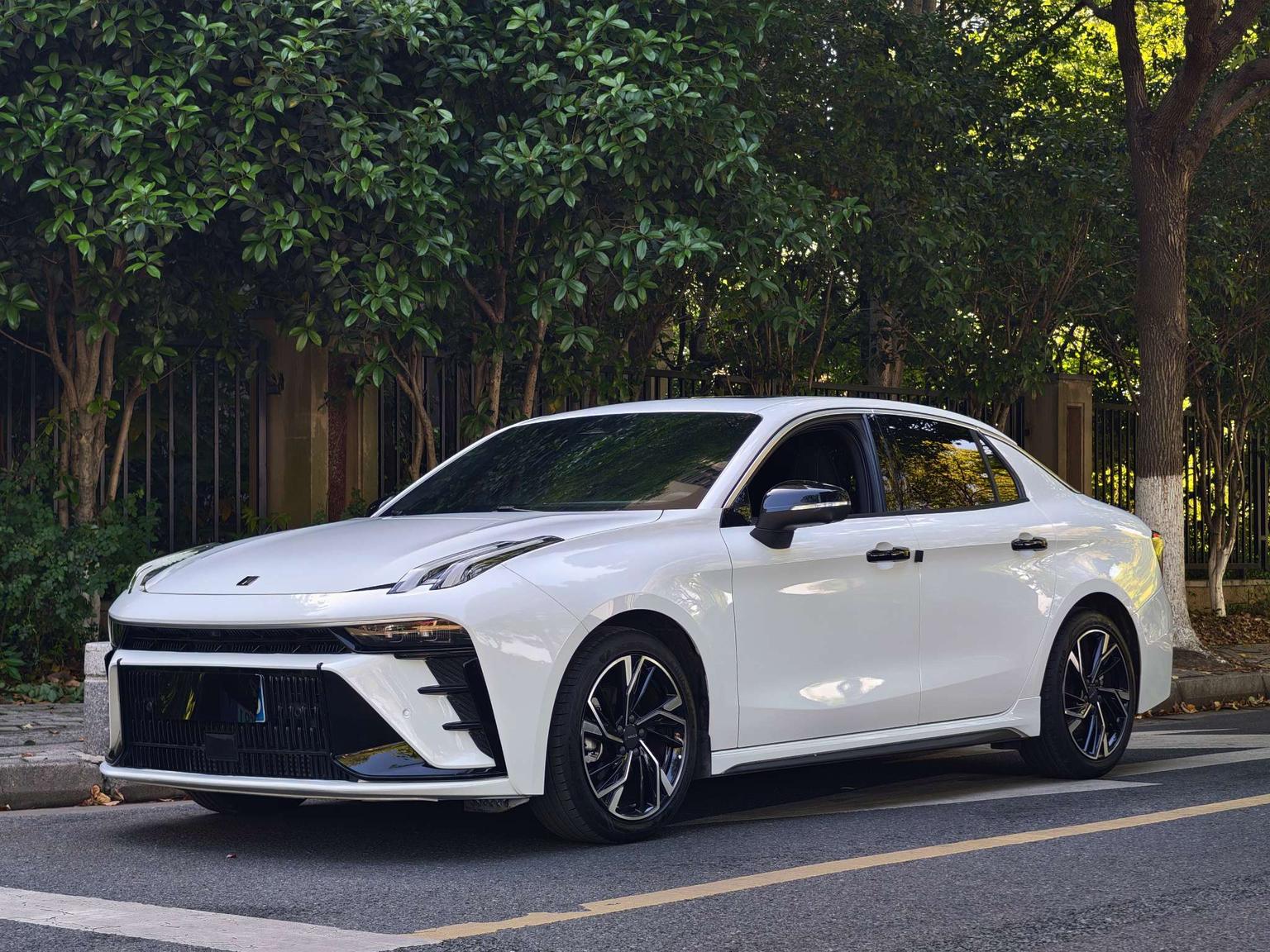 Lynk & Co 03