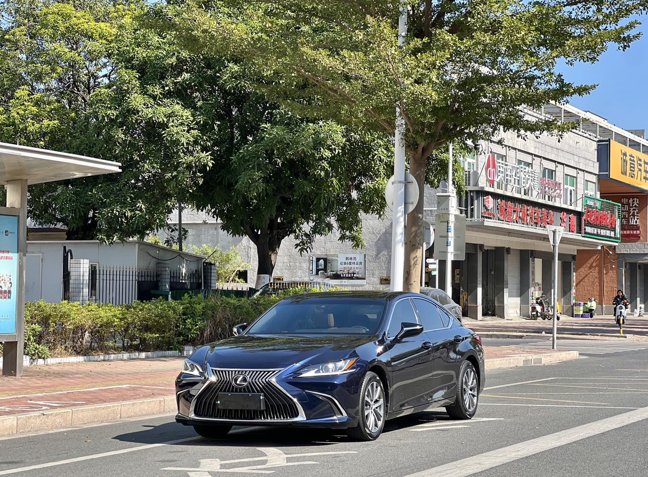 Lexus ES