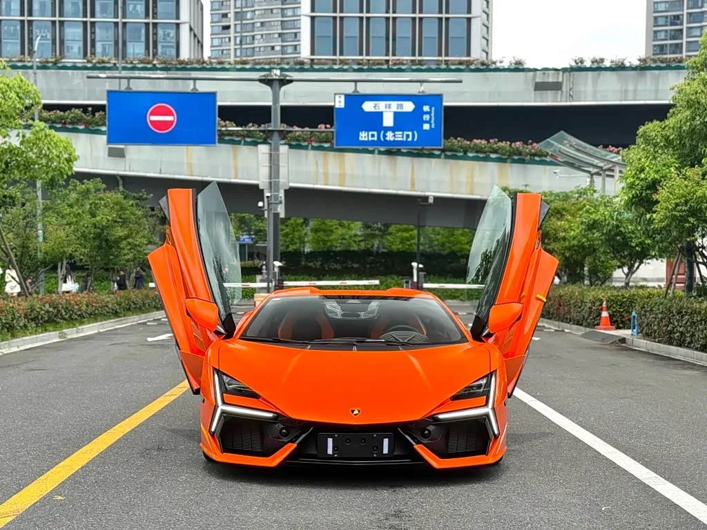 Lamborghini Revuelto
