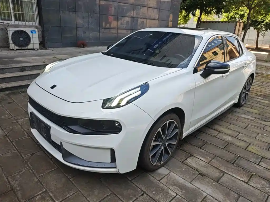 Lynk & Co 03