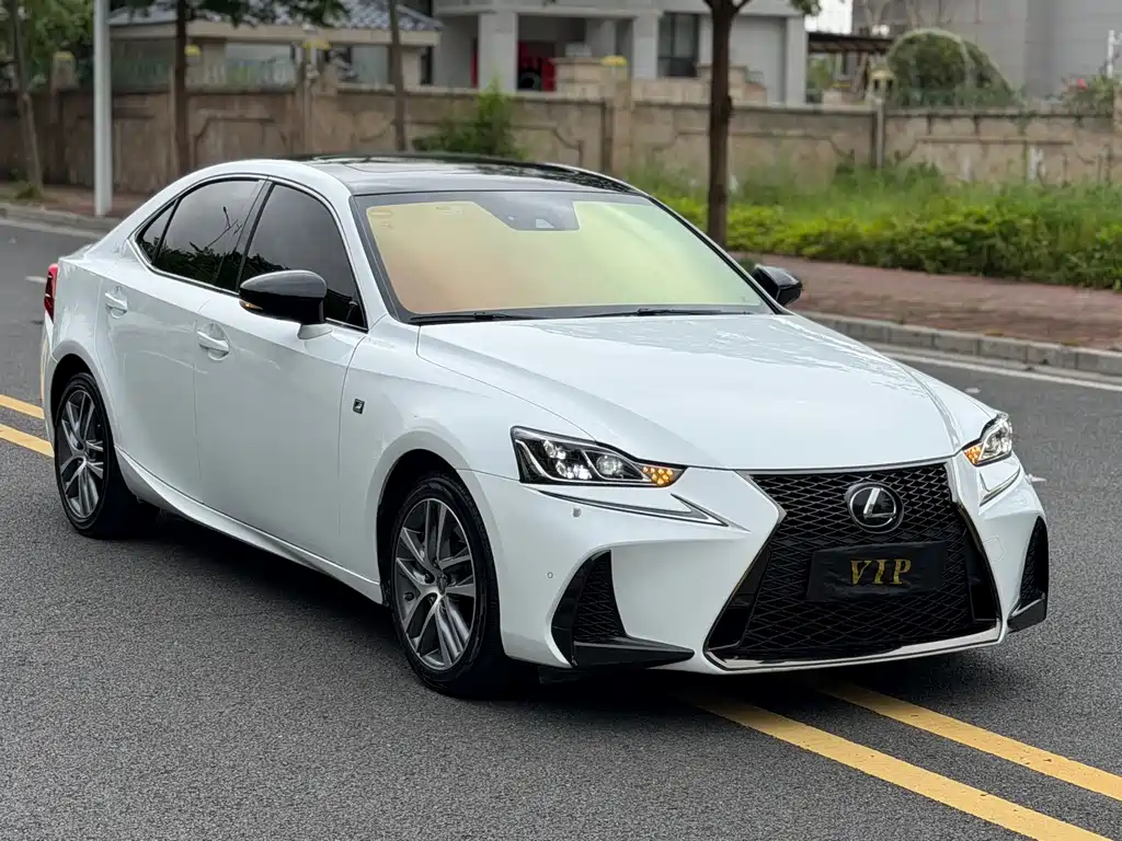 Lexus IS