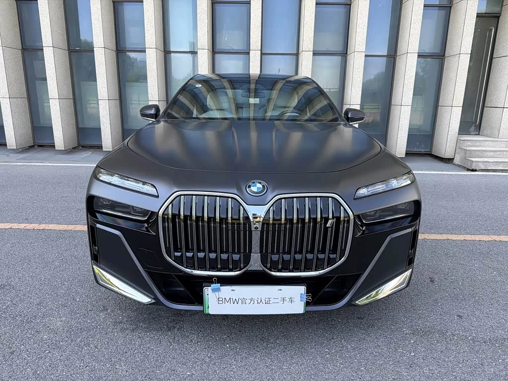 BMW i7
