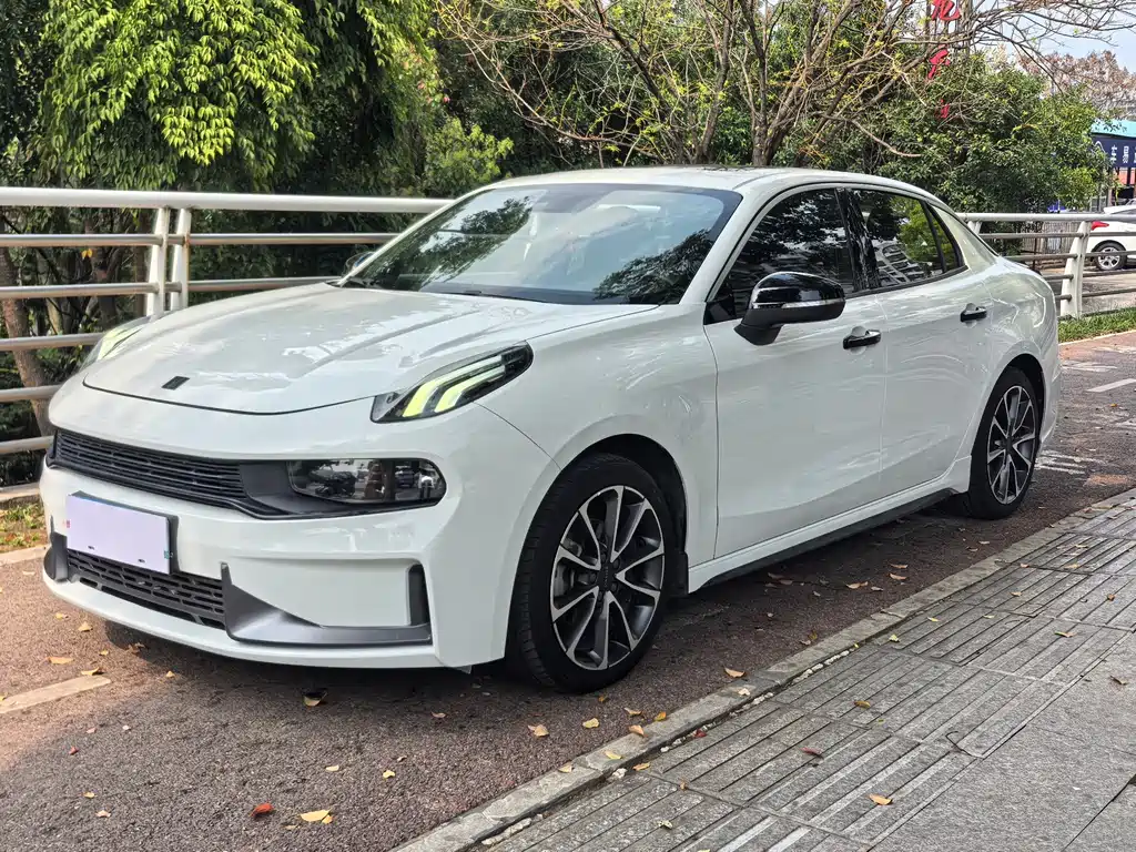 Lynk & Co 03