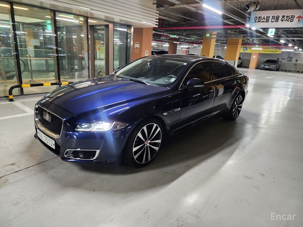 Jaguar XJ