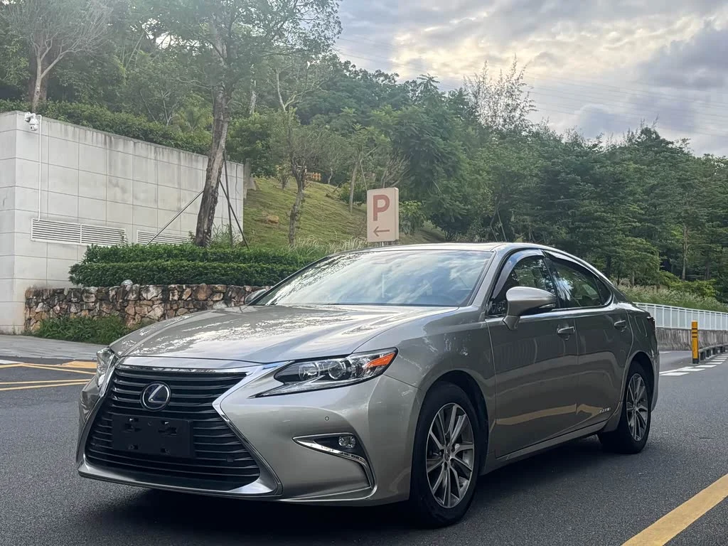 Lexus ES