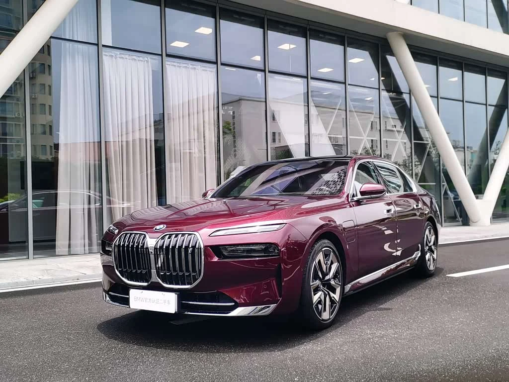BMW i7