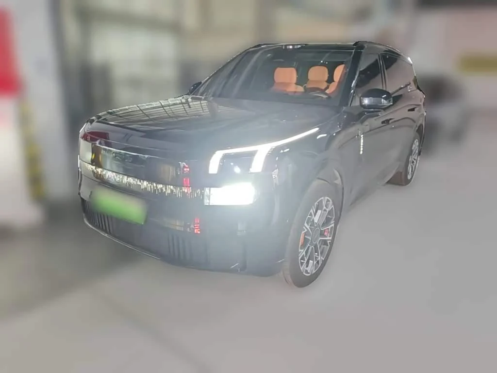 Lynk & Co 900