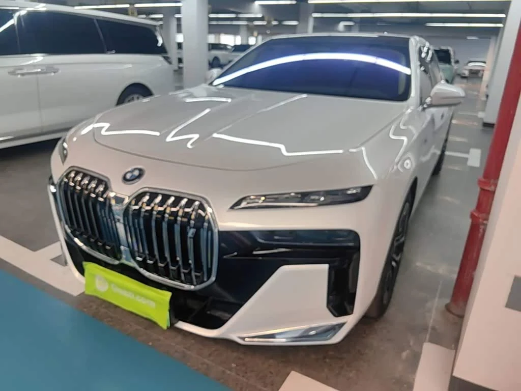 BMW i7