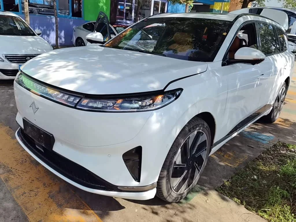 Dongfeng eπ008