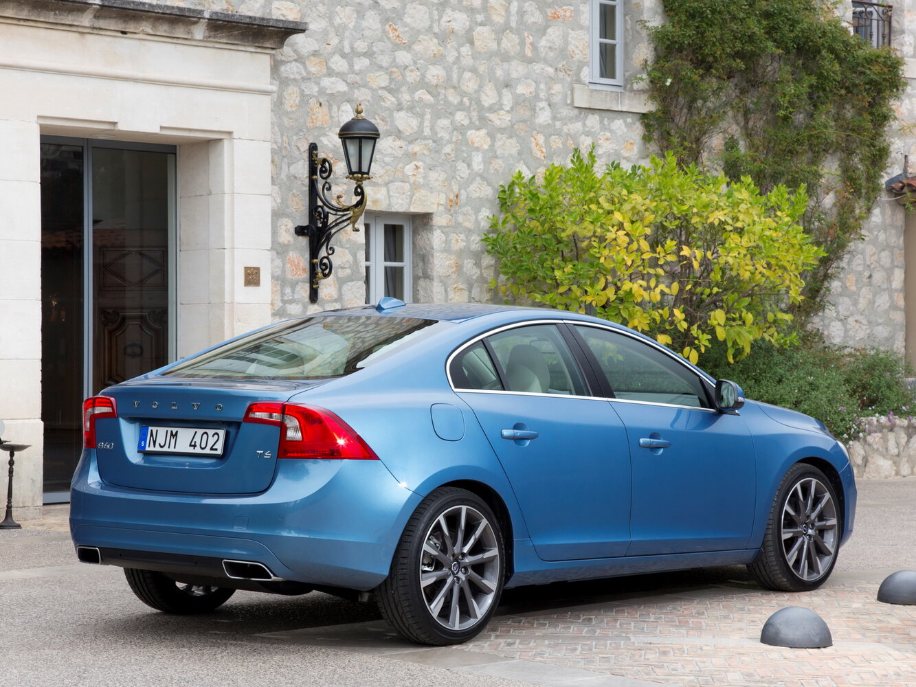 Volvo S60 — справочные фотографии комплектации, 3/4 сзади