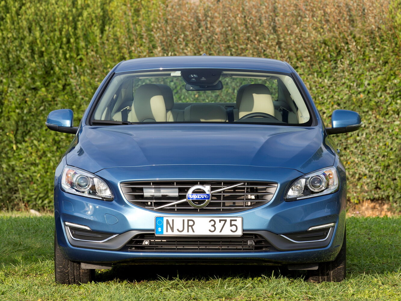 Volvo S60 — справочные фотографии комплектации, Спереди