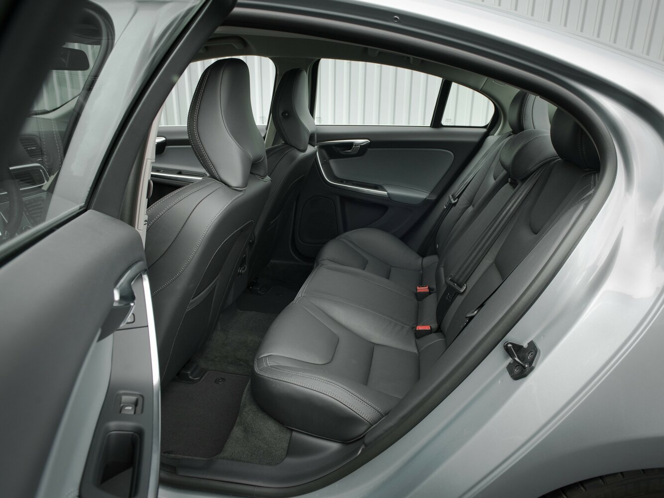 Volvo S60 — справочные фотографии комплектации, Салон сзади