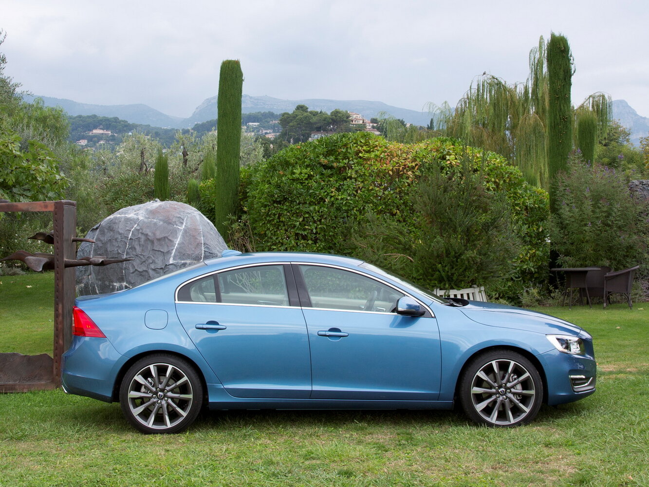 Volvo S60 — справочные фотографии комплектации, Сбоку