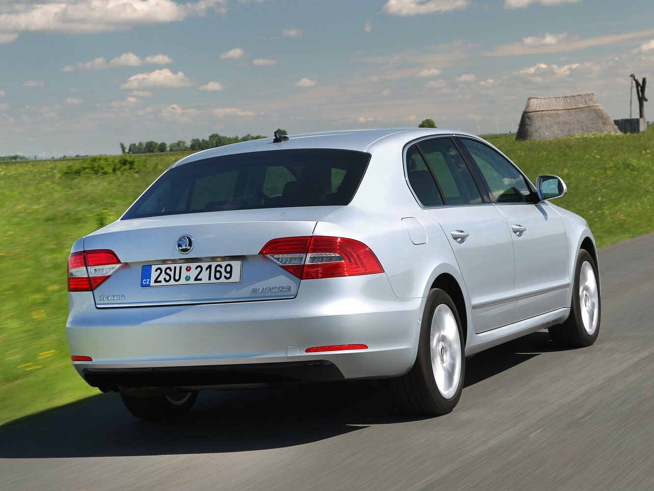 Skoda Superb — справочные фотографии комплектации, Сзади