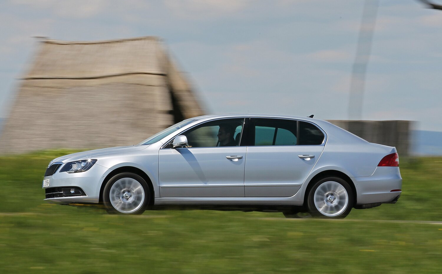 Skoda Superb — справочные фотографии комплектации, Сбоку