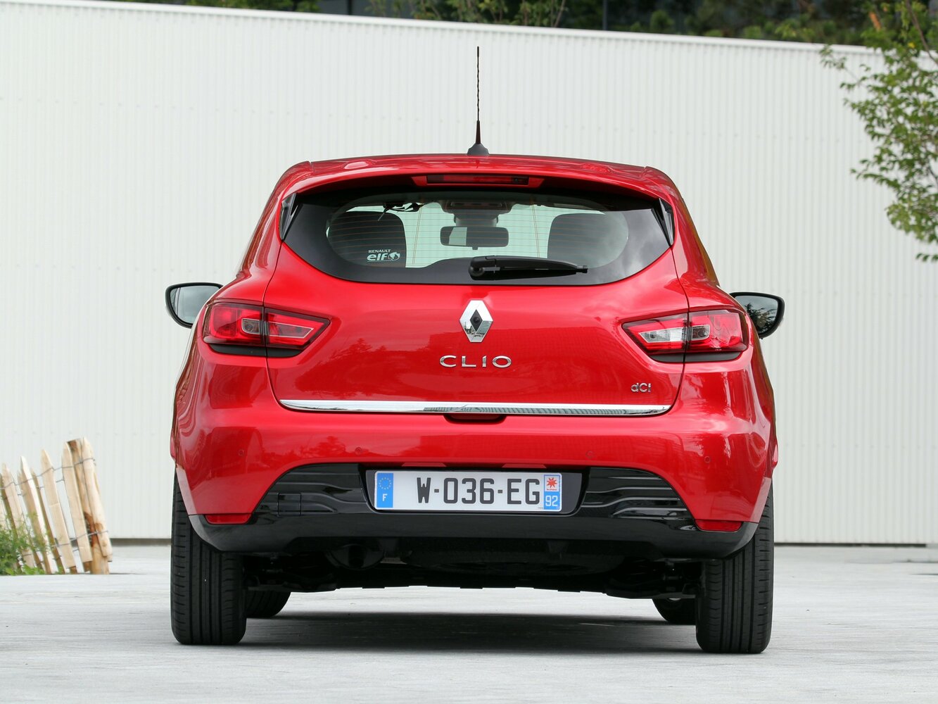 Renault Clio — справочные фотографии комплектации, Сзади