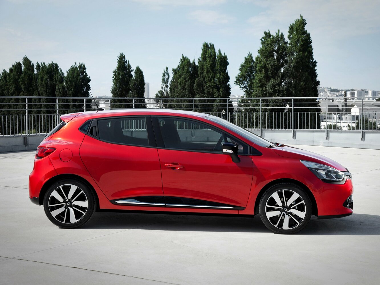 Renault Clio — справочные фотографии комплектации, Сбоку