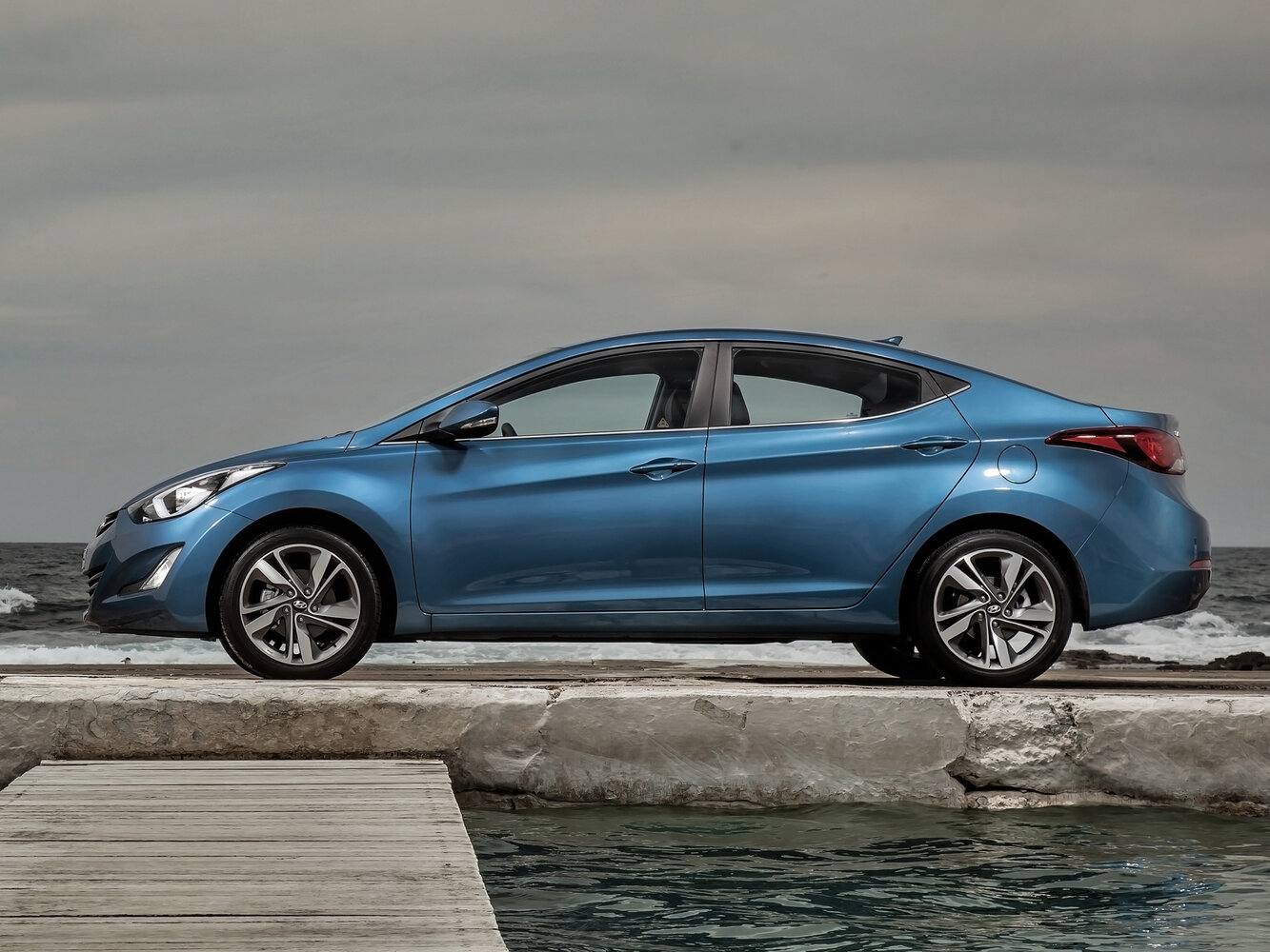 Hyundai Elantra — справочные фотографии комплектации, Сбоку