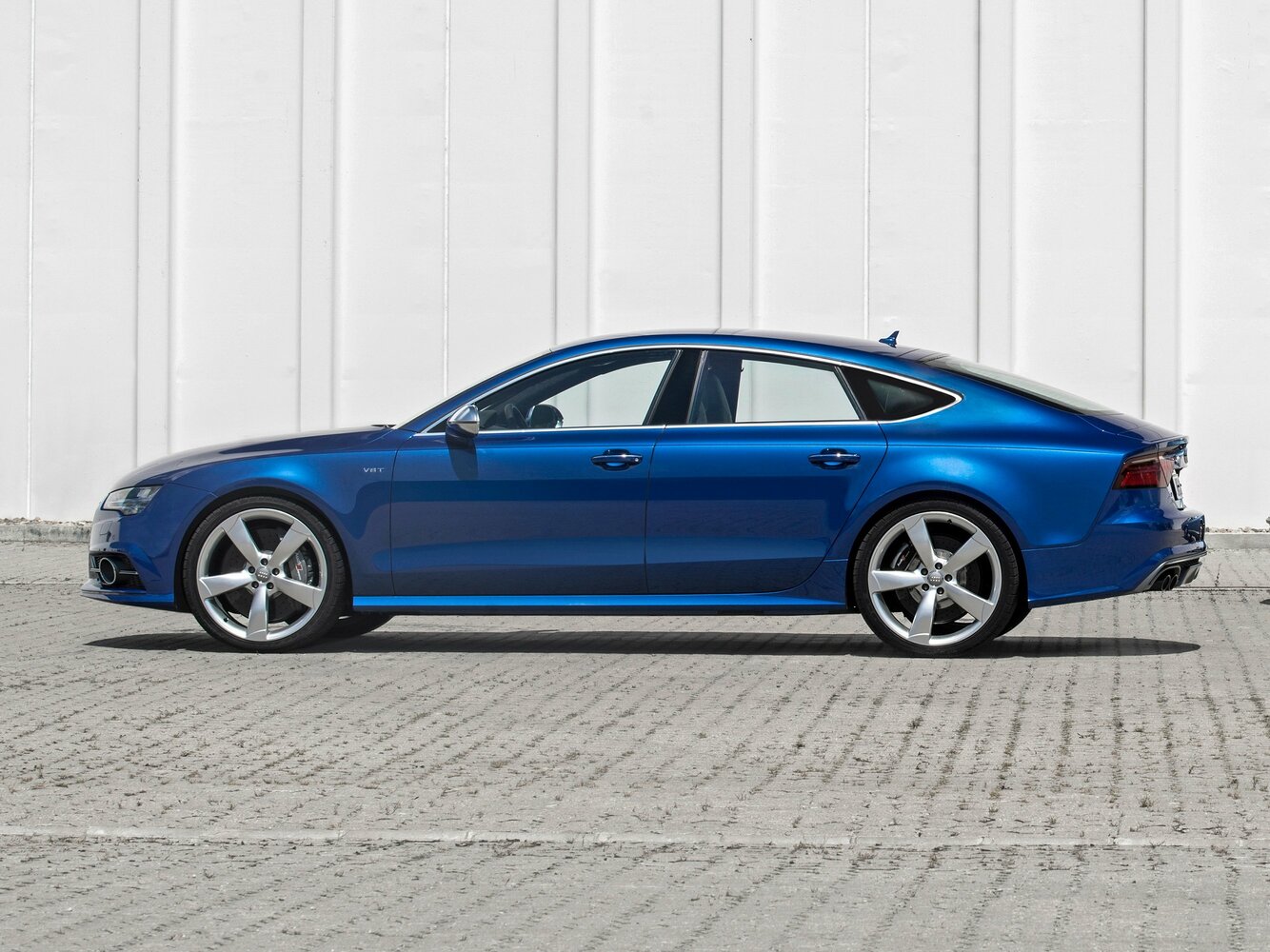 Audi S7 — справочные фотографии комплектации, Сбоку