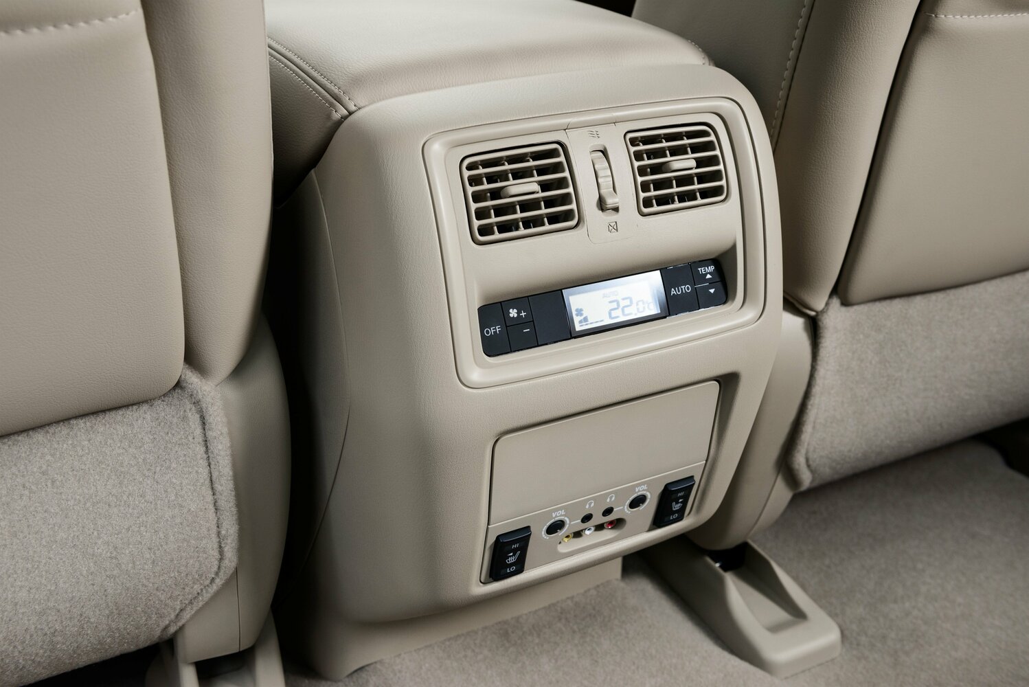 Nissan Pathfinder — справочные фотографии комплектации, Интерьер 2