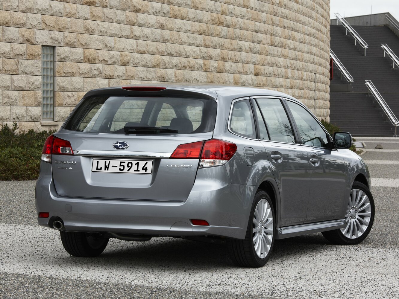 Subaru Legacy — справочные фотографии комплектации, Сзади