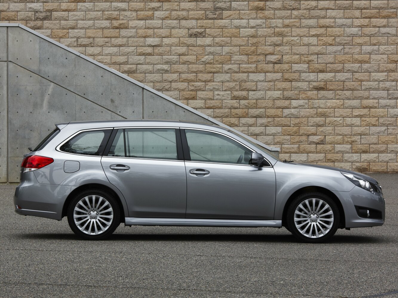 Subaru Legacy — справочные фотографии комплектации, Сбоку