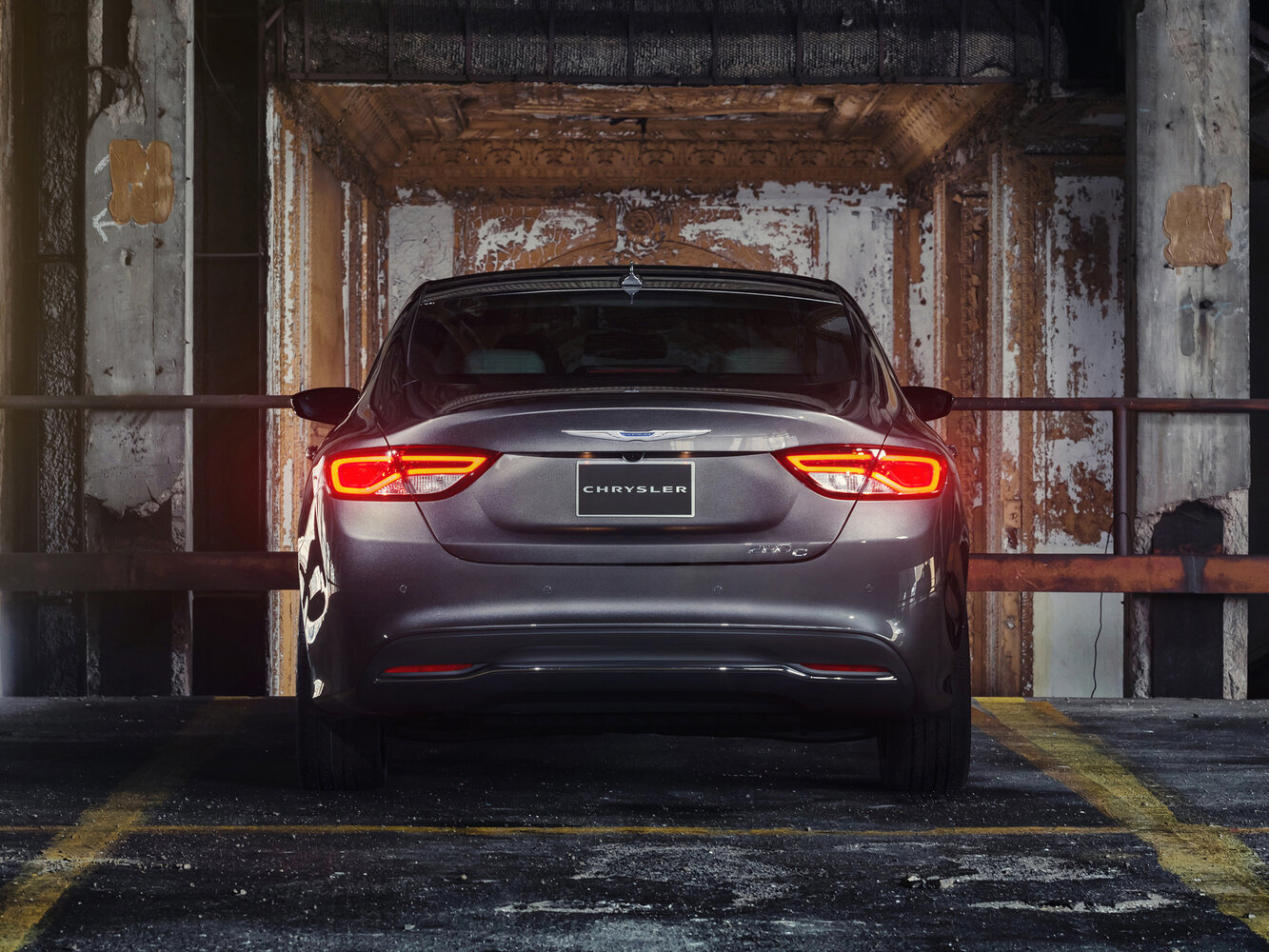 Chrysler 200 — справочные фотографии комплектации, Сзади