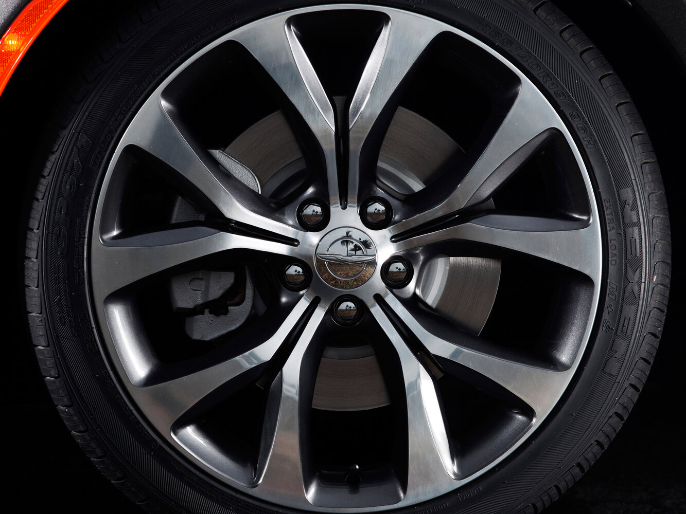 Chrysler 200 — справочные фотографии комплектации, Диск