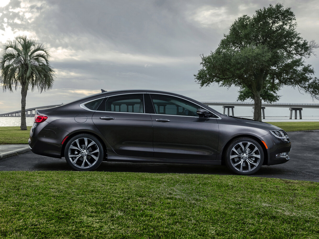 Chrysler 200 — справочные фотографии комплектации, Сбоку