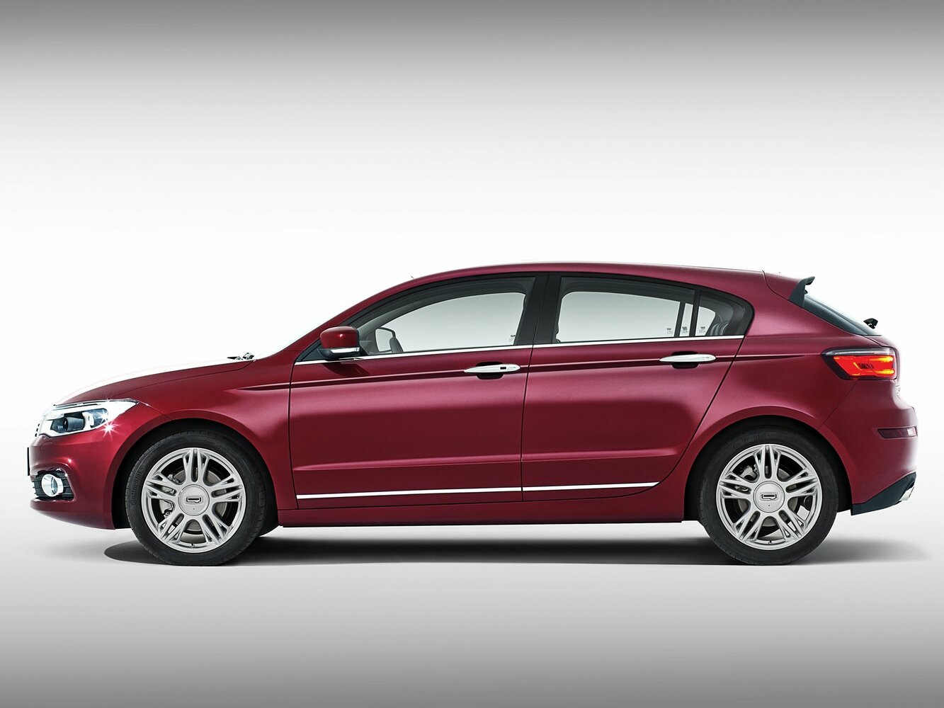 Qoros 3 — справочные фотографии комплектации, Сбоку