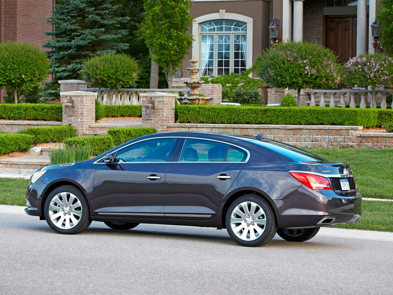 Buick LaCrosse — справочные фотографии комплектации, Сбоку