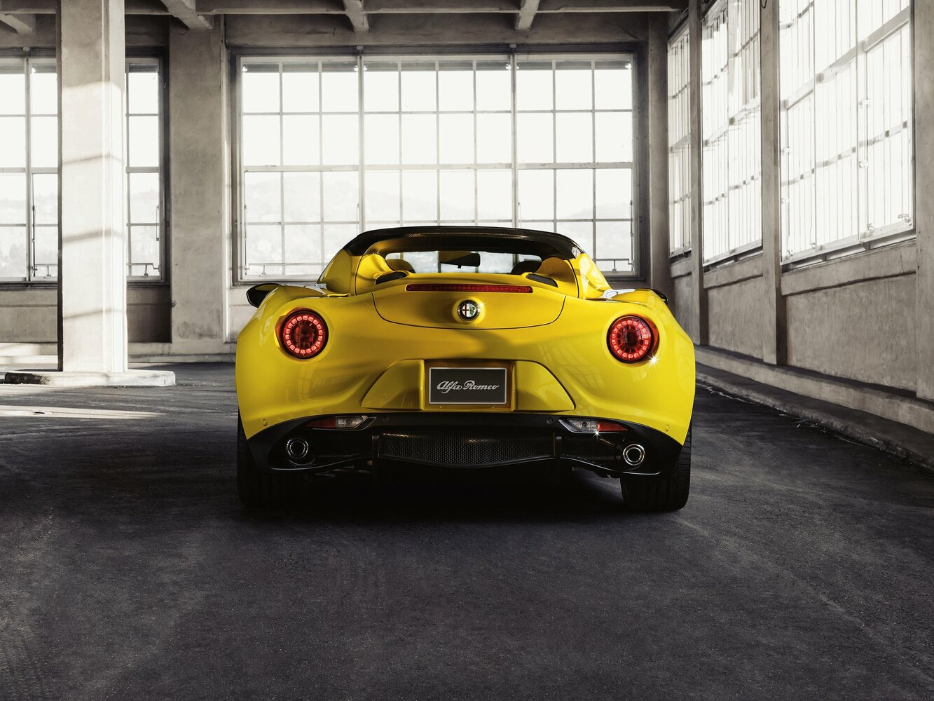 Alfa Romeo 4C — справочные фотографии комплектации, Сзади