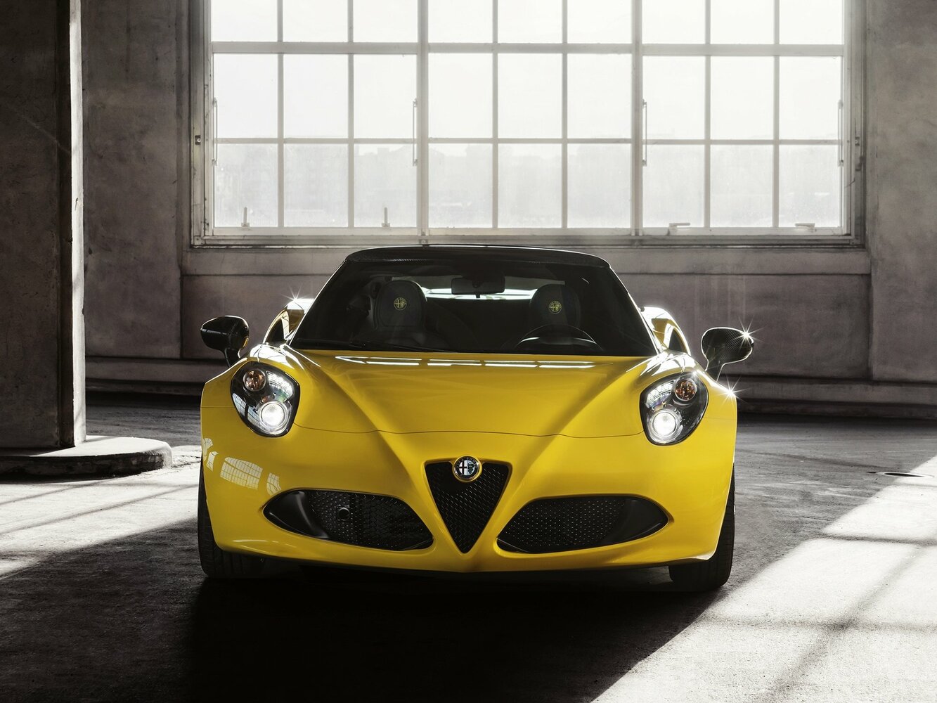 Alfa Romeo 4C — справочные фотографии комплектации, Спереди