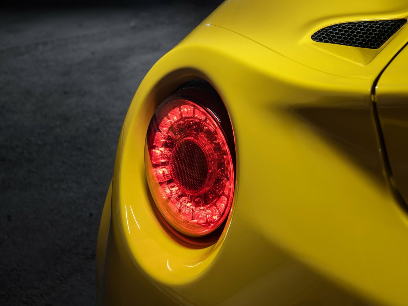 Alfa Romeo 4C — справочные фотографии комплектации, Задняя фара