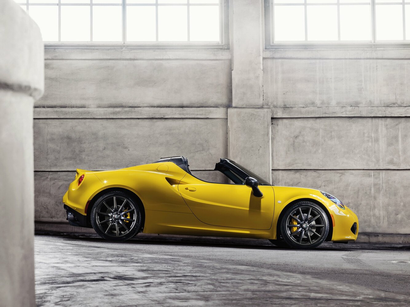 Alfa Romeo 4C — справочные фотографии комплектации, Сбоку