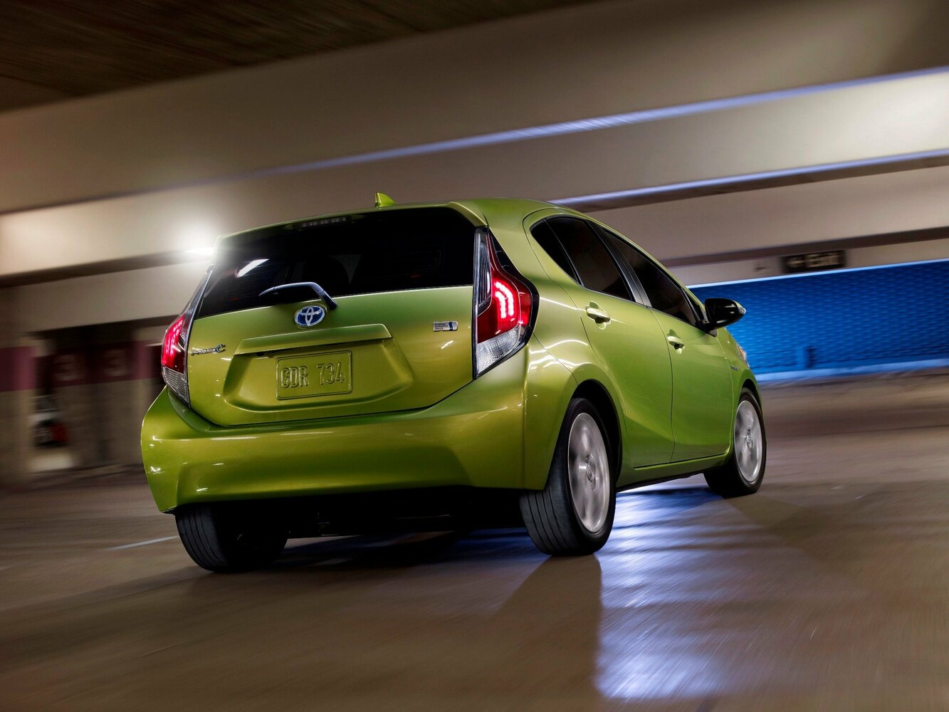 Toyota Prius c — справочные фотографии комплектации, Сзади