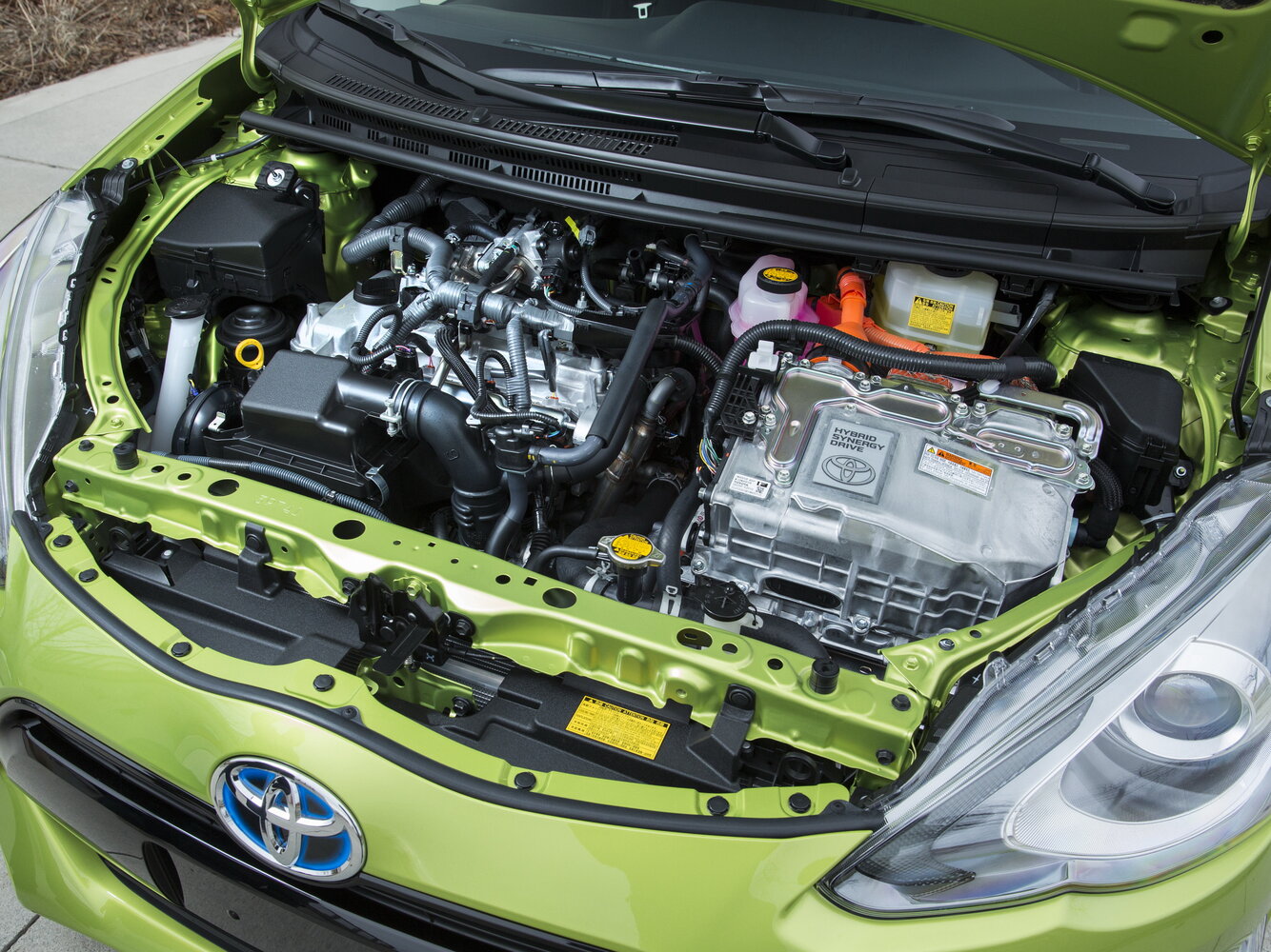 Toyota Prius c — справочные фотографии комплектации, Интерьер 2