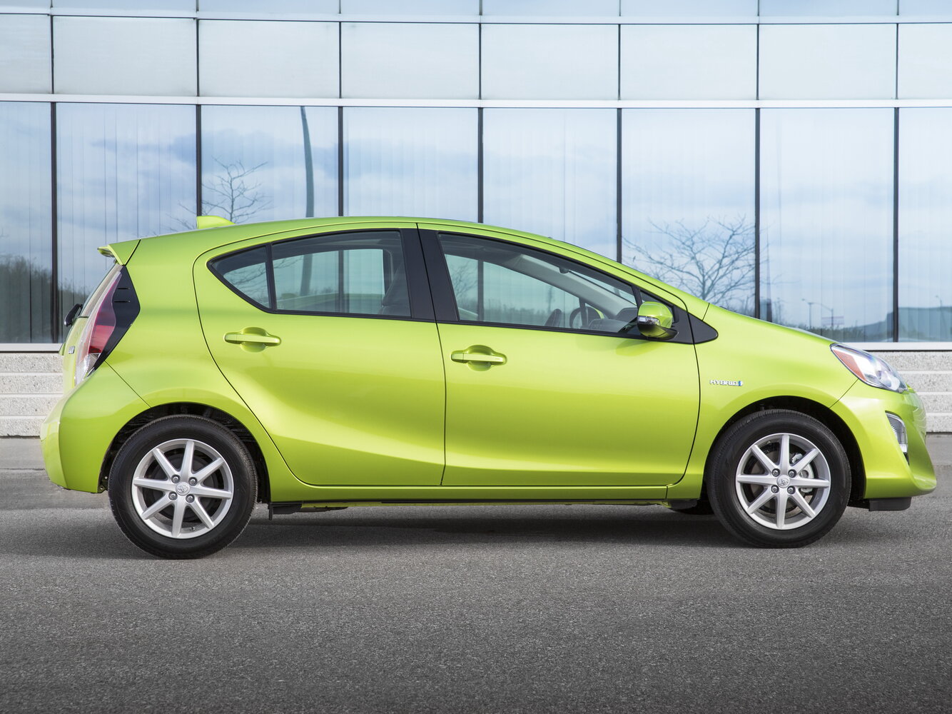 Toyota Prius c — справочные фотографии комплектации, Сбоку