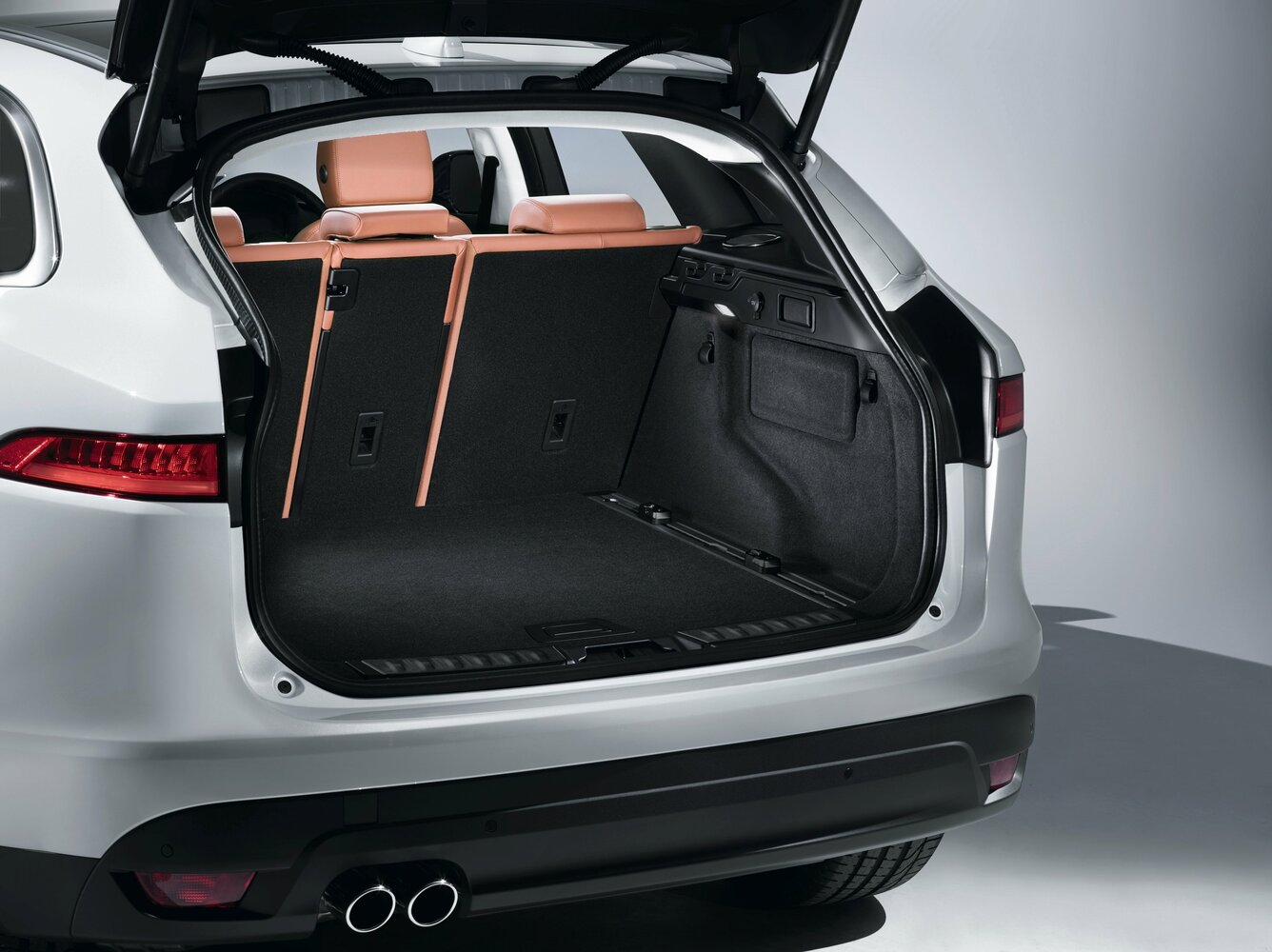 Jaguar F-Pace — справочные фотографии комплектации, Багажник