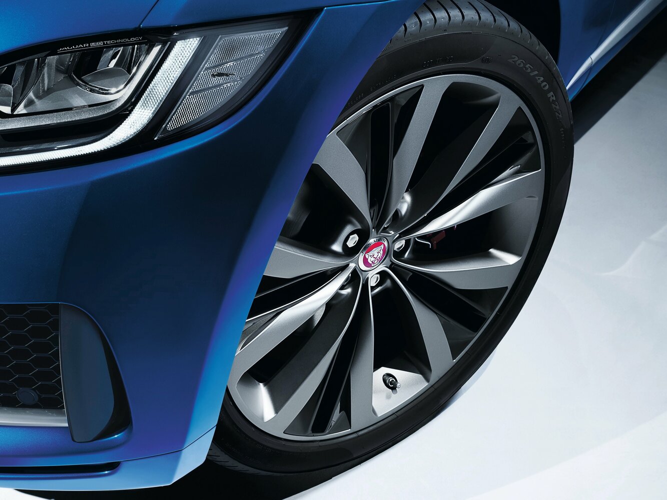 Jaguar F-Pace — справочные фотографии комплектации, Диск